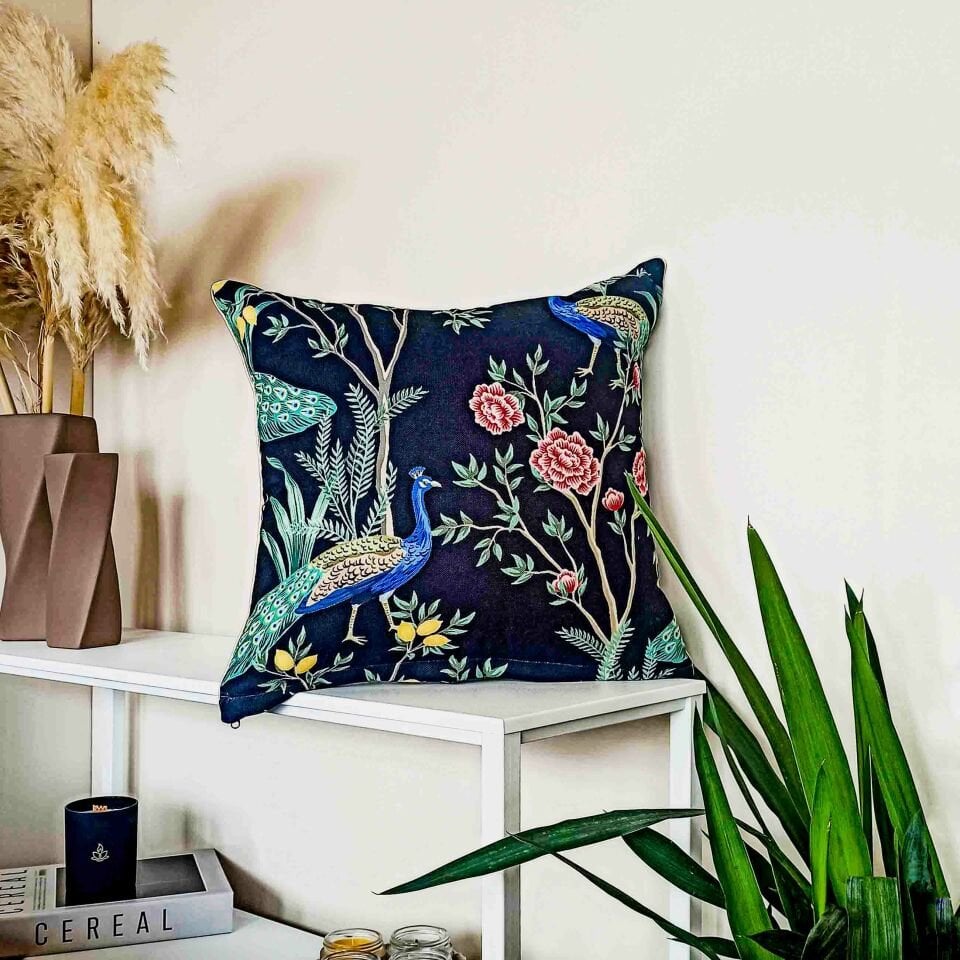 Çiçek Desenli Siyah Kırlent Kılıfı