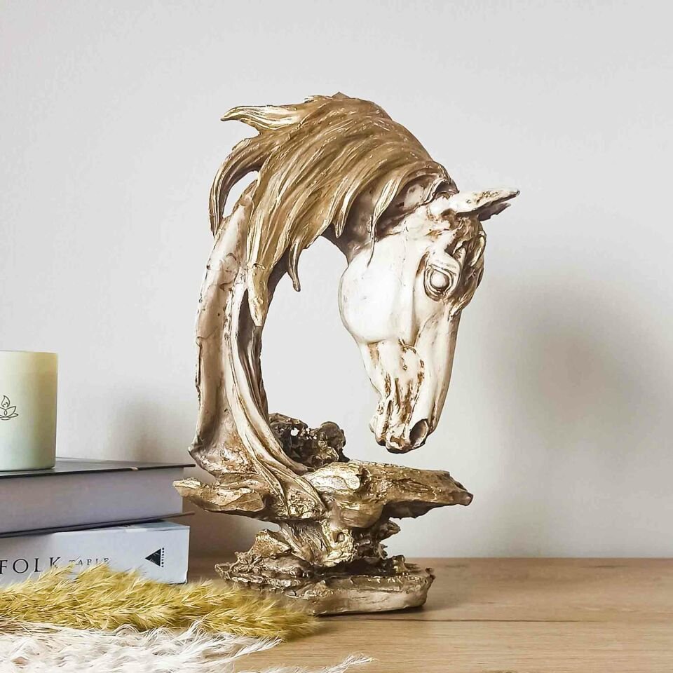 Su İçen At Heykeli Beyaz