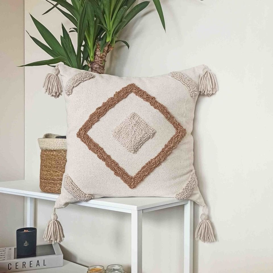 Kare Desenli Punch Yastık Kılıfı